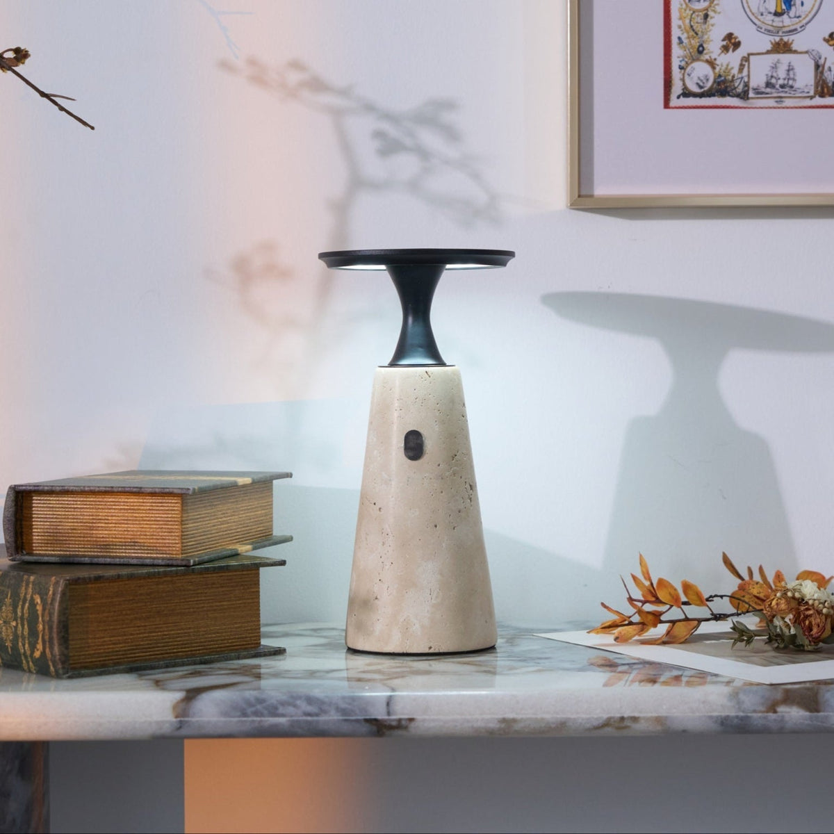 Vespera lámpara de mesa esculpida en travertino