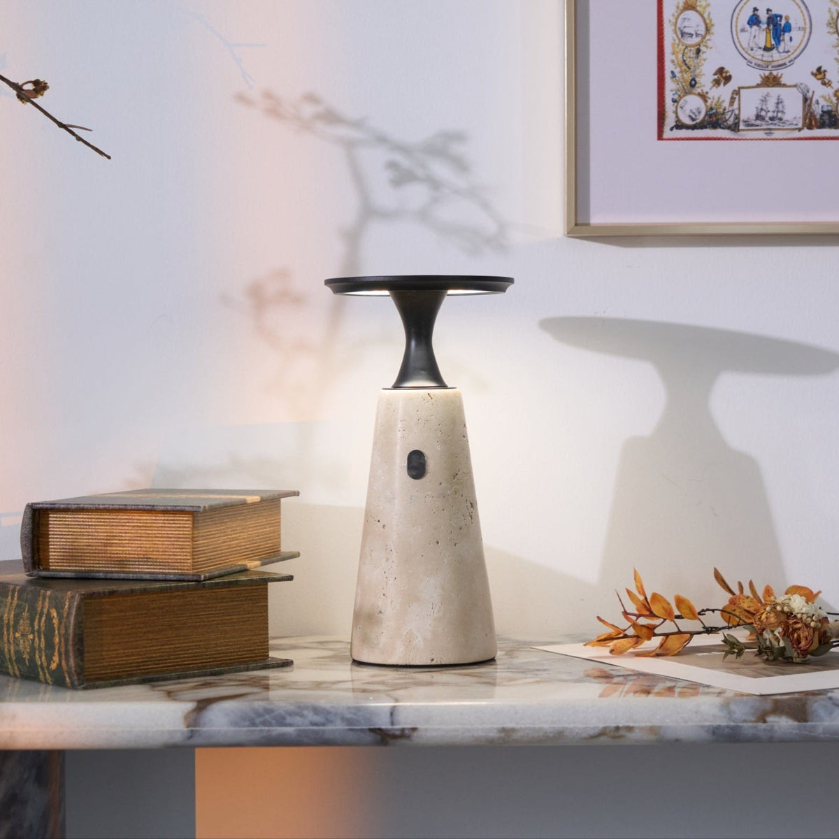Vespera lámpara de mesa esculpida en travertino