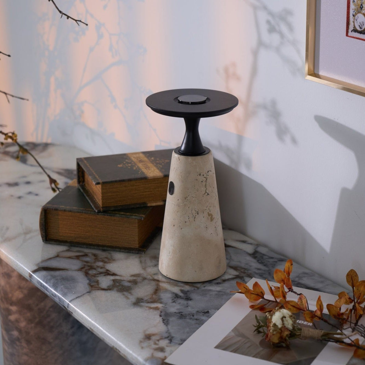 Vespera lámpara de mesa esculpida en travertino