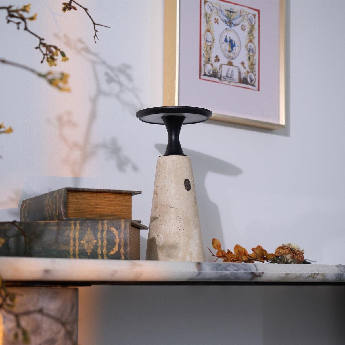 Vespera lámpara de mesa esculpida en travertino