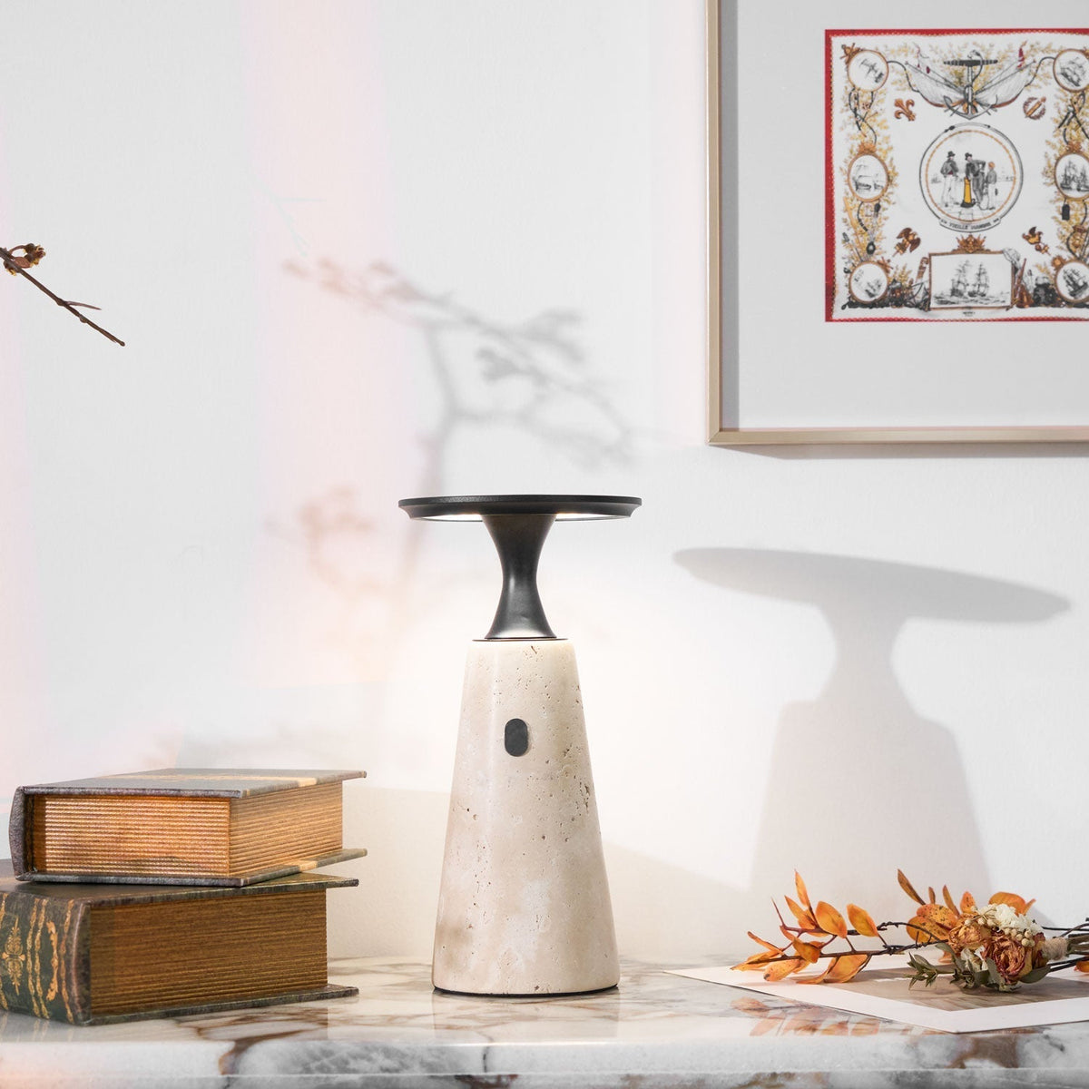 Vespera lámpara de mesa esculpida en travertino