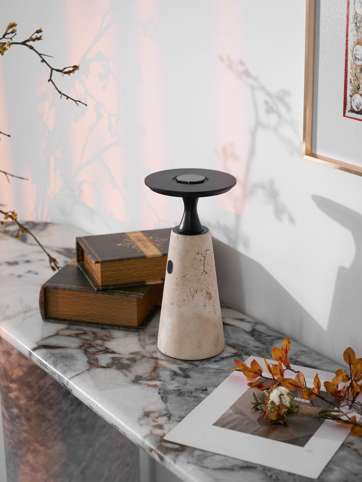 Vespera lámpara de mesa esculpida en travertino