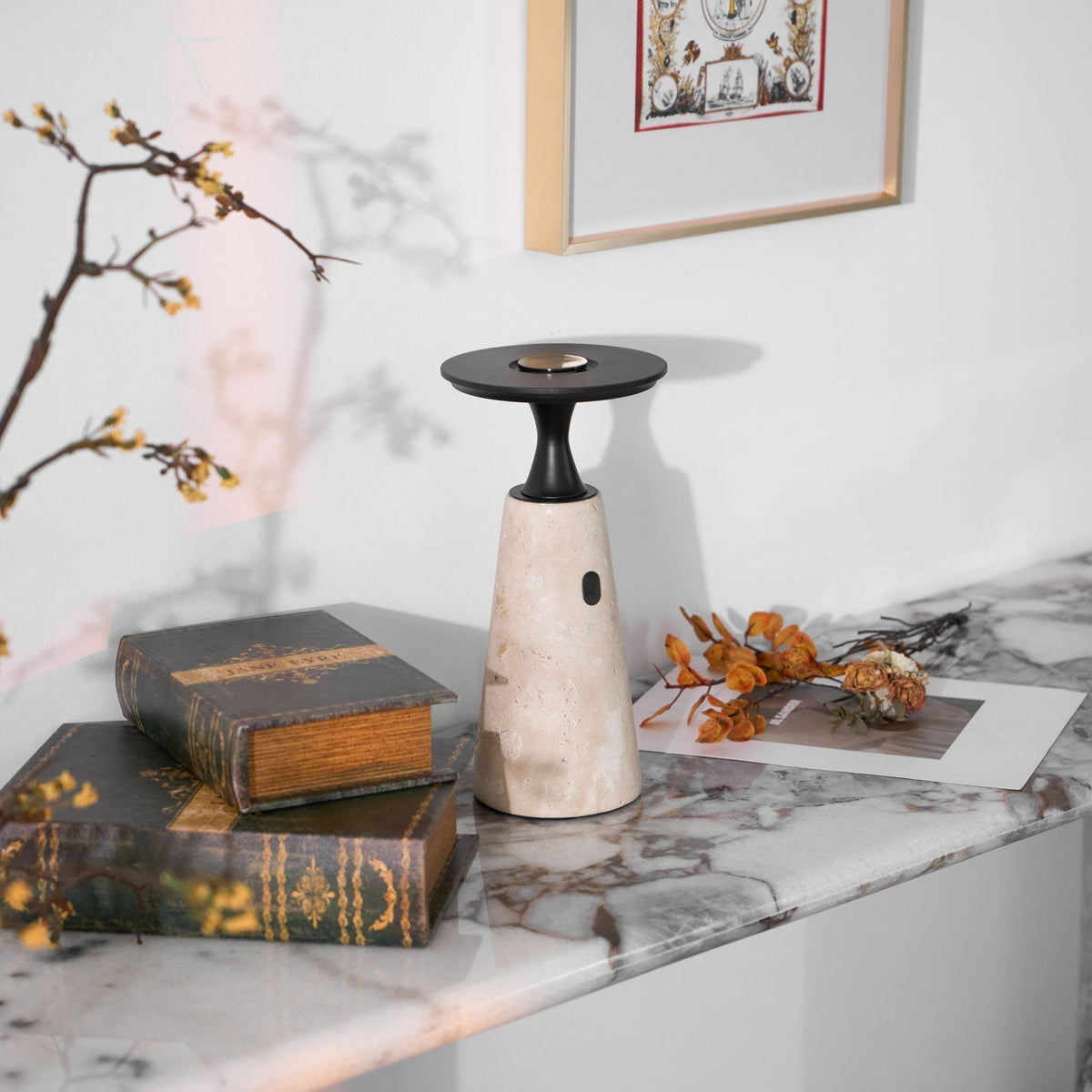Vespera lámpara de mesa esculpida en travertino