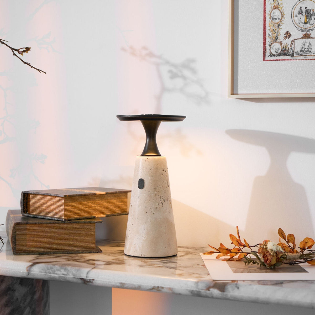 Vespera lámpara de mesa esculpida en travertino