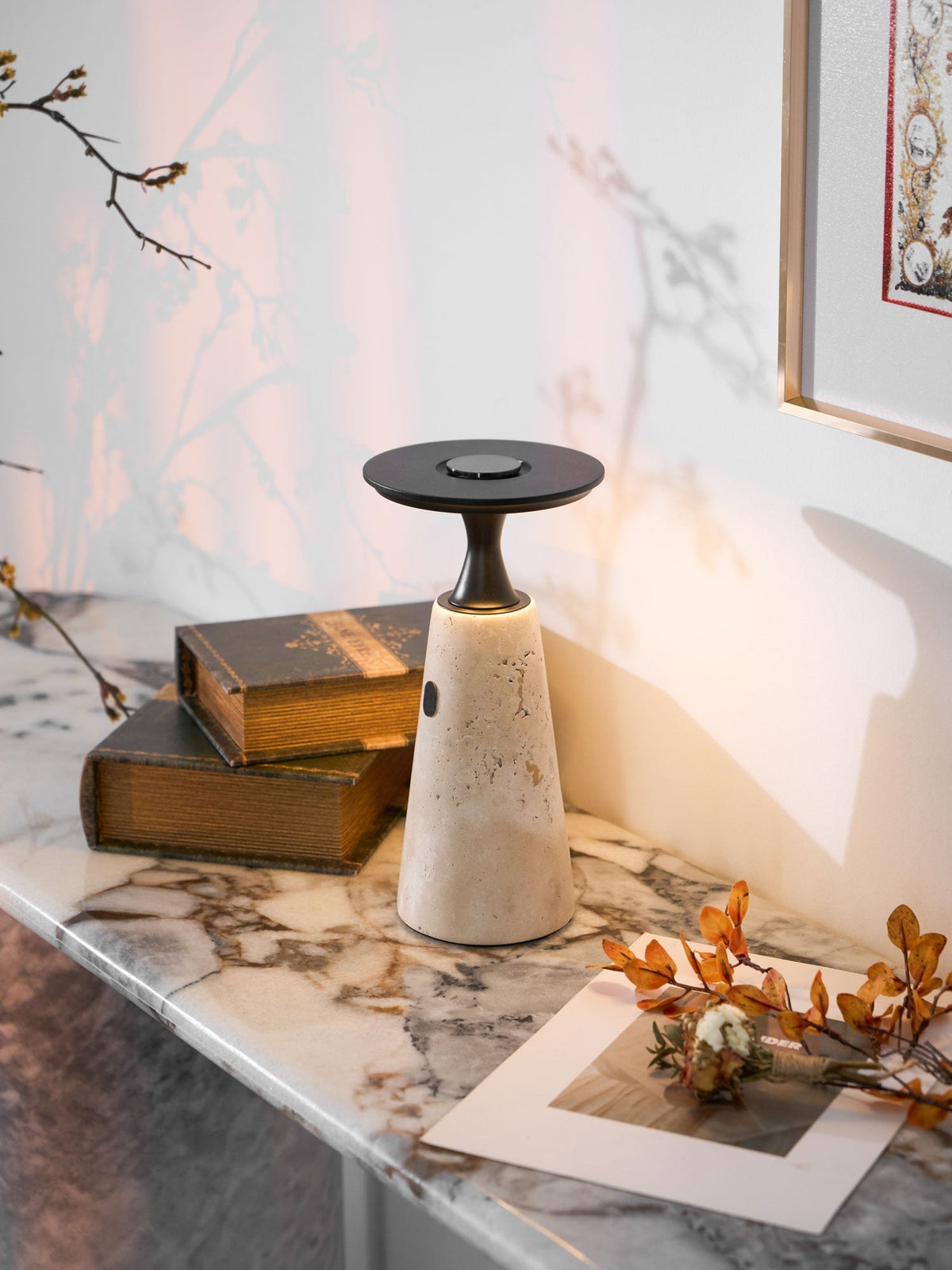Vespera lámpara de mesa esculpida en travertino