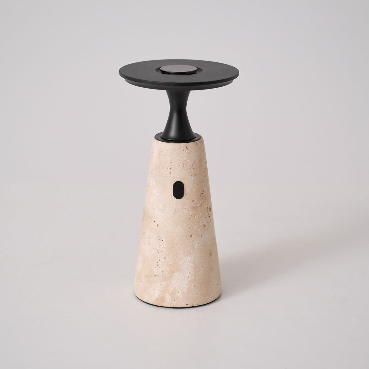 Vespera lámpara de mesa esculpida en travertino