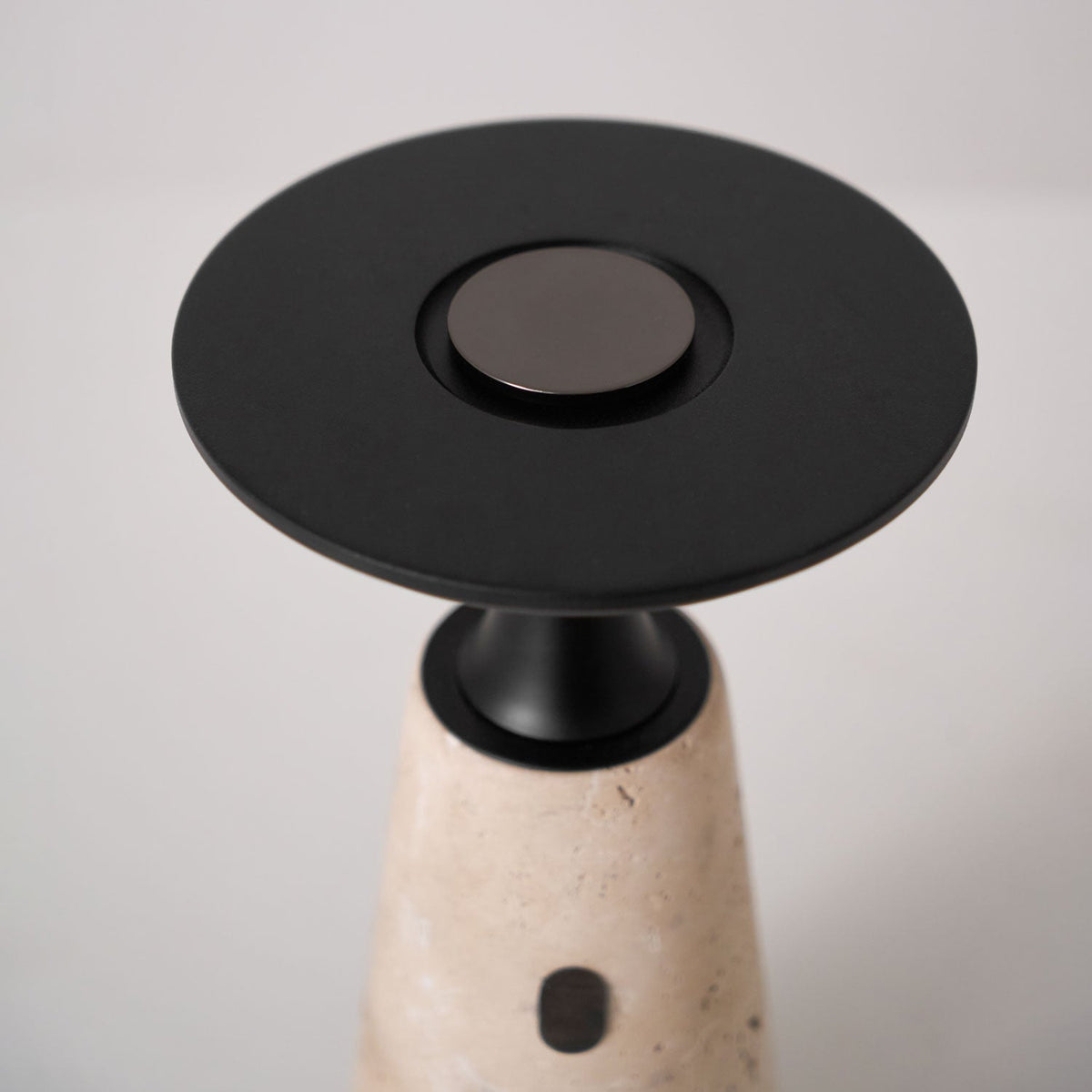 Vespera lámpara de mesa esculpida en travertino