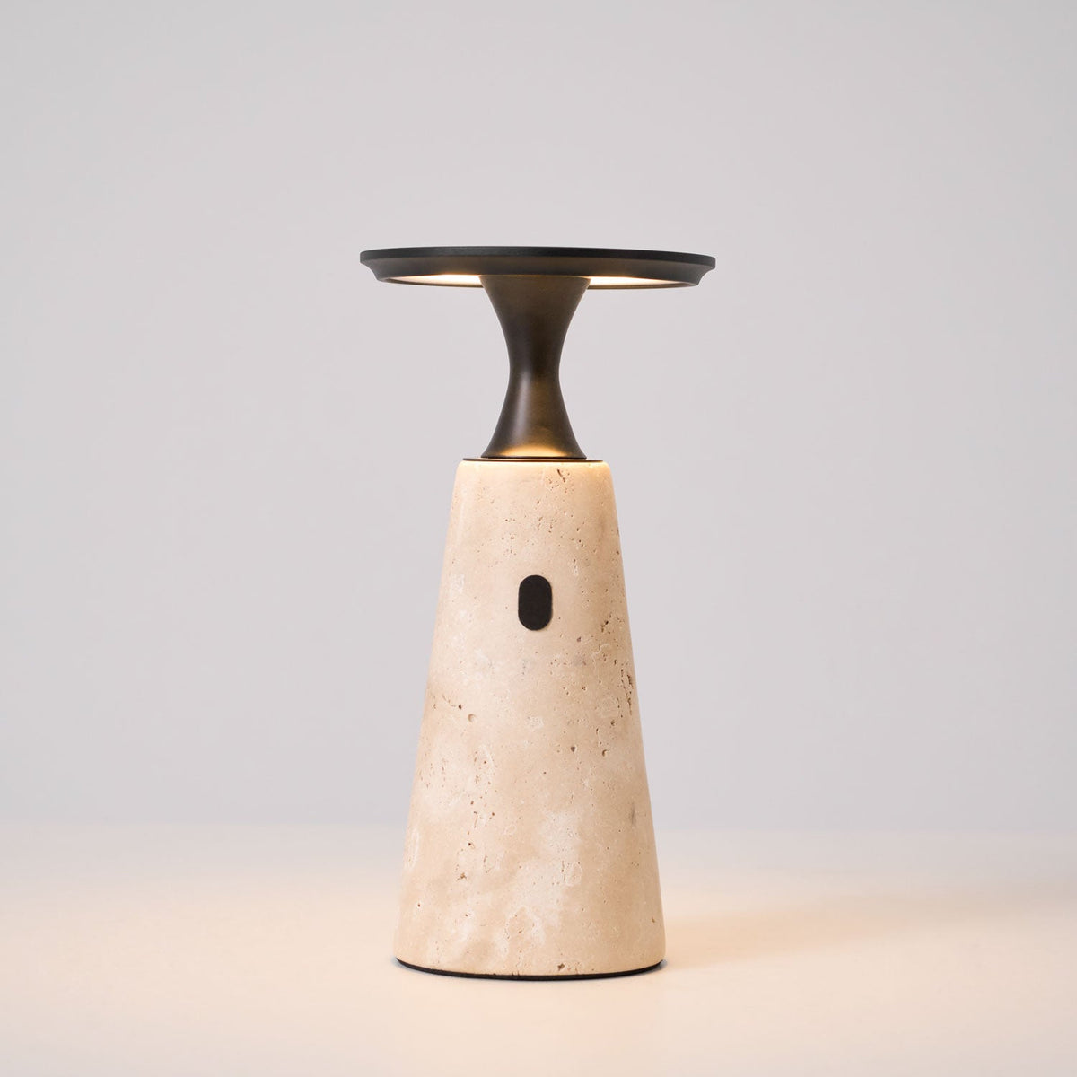 Vespera lámpara de mesa esculpida en travertino