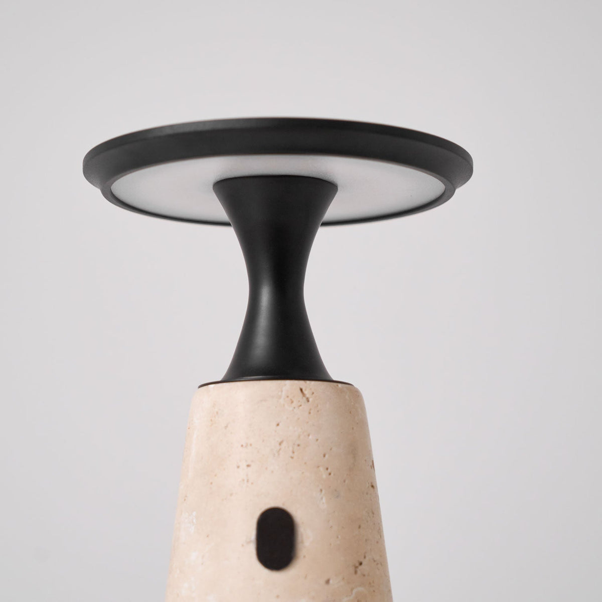 Vespera lámpara de mesa esculpida en travertino