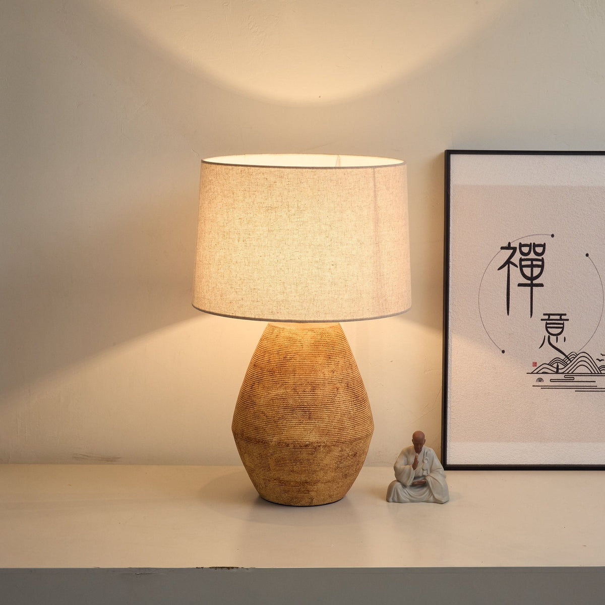 Lámpara de mesa texturada en tono terracota