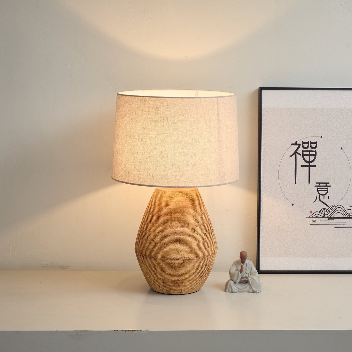 Lámpara de mesa texturada en tono terracota