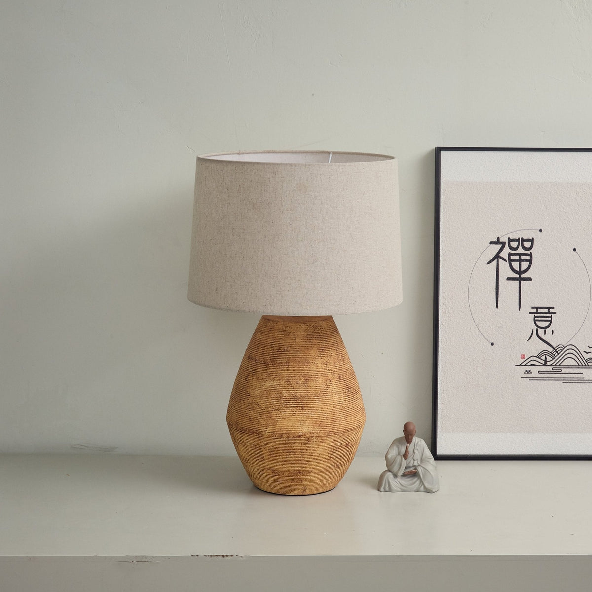 Lámpara de mesa texturada en tono terracota