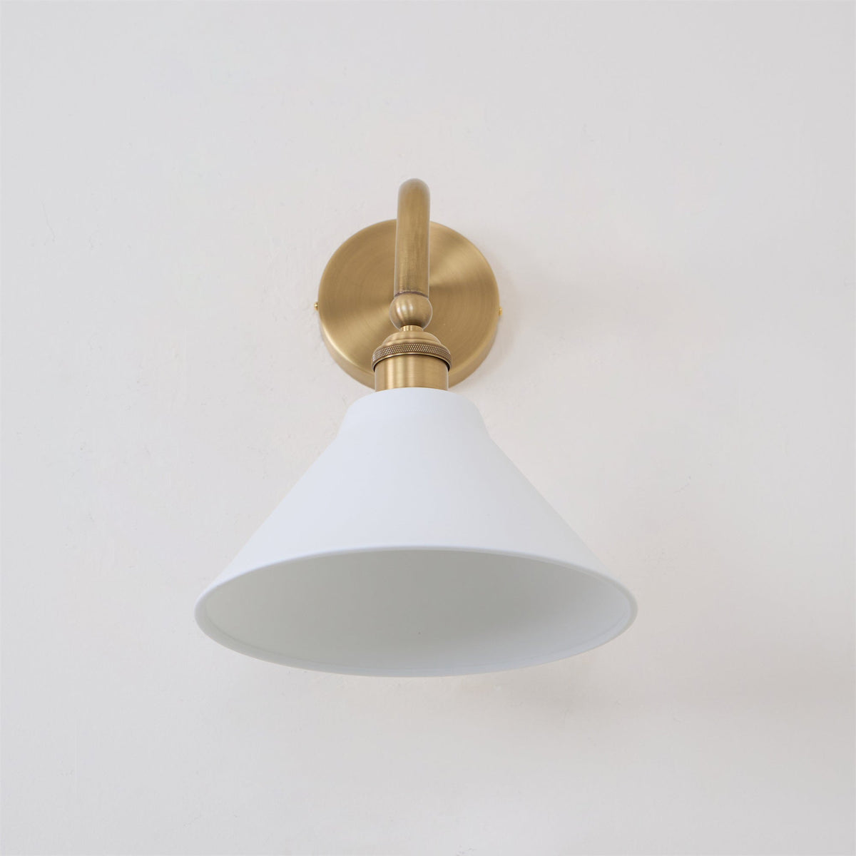 Zaya aplique de pared minimalista de metal