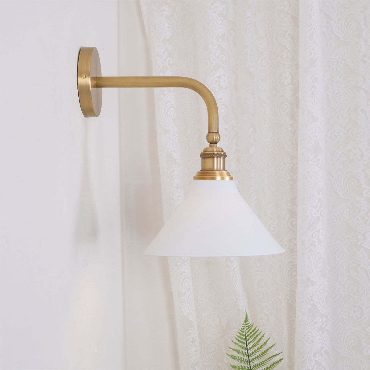 Zaya aplique de pared minimalista de metal