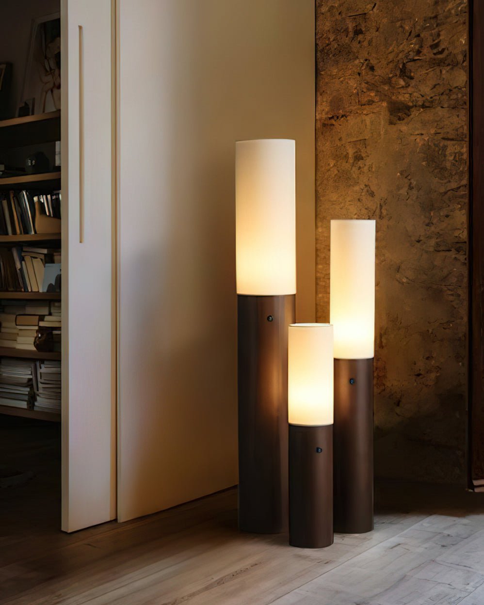 Viraalia lámpara de pie con columna de madera