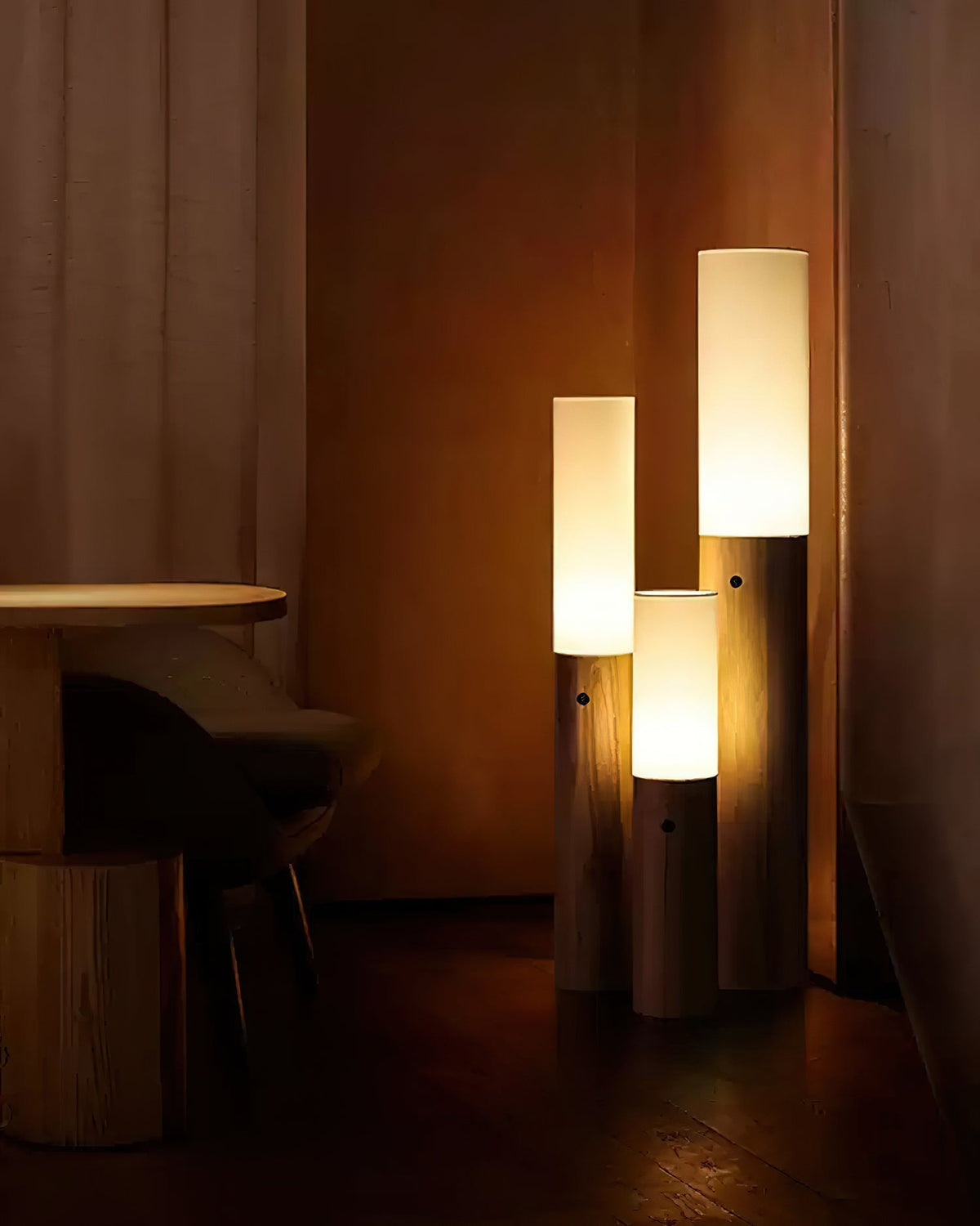 Viraalia lámpara de pie con columna de madera