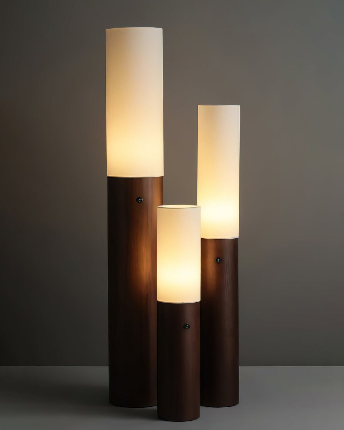 Viraalia lámpara de pie con columna de madera