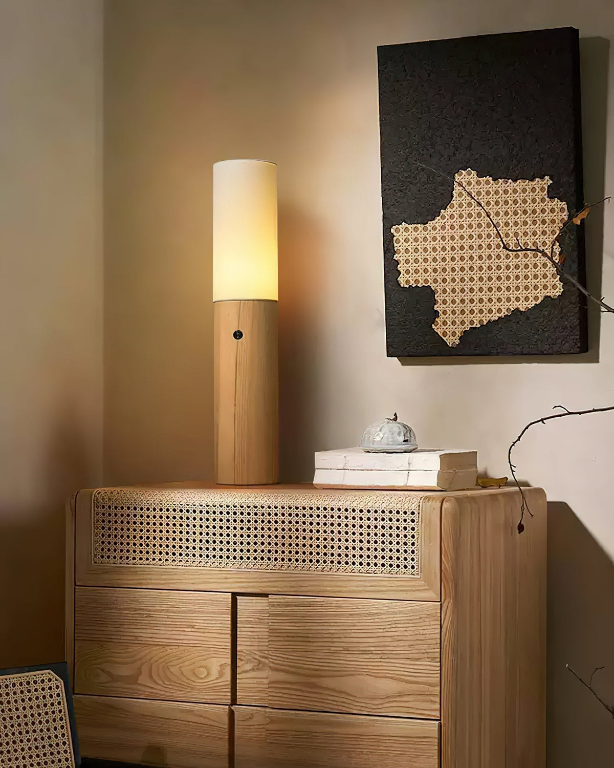 Viraalia lámpara de pie con columna de madera