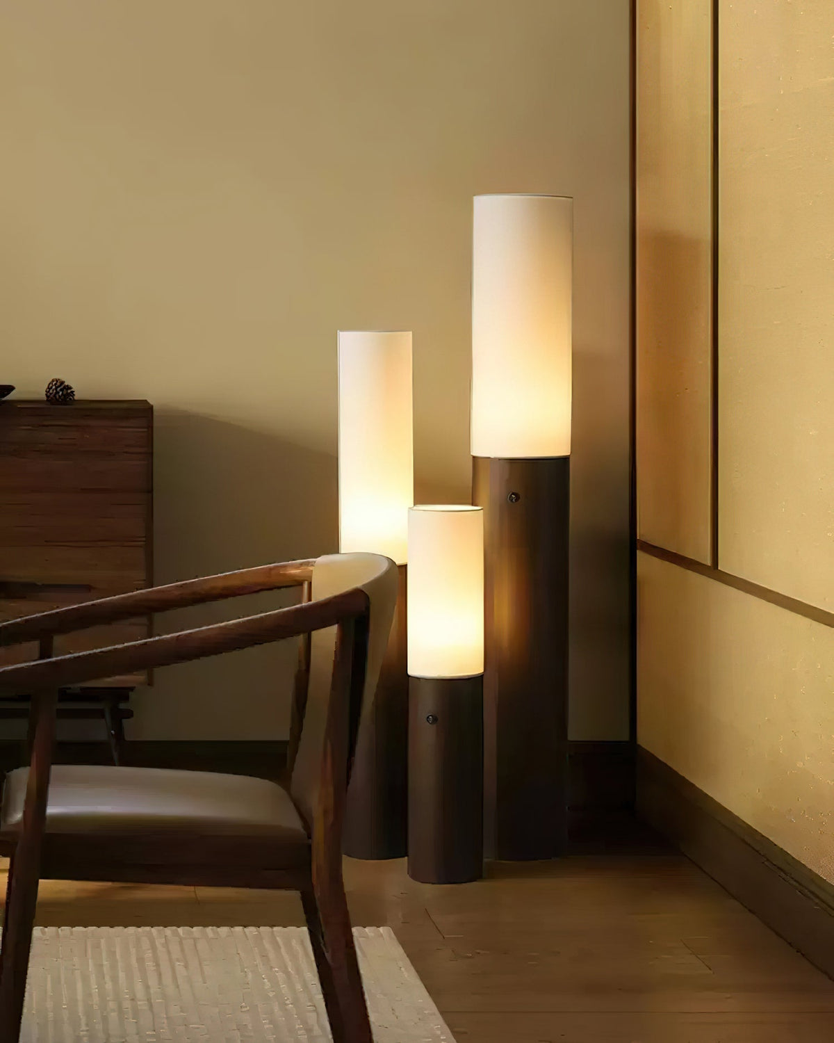 Viraalia lámpara de pie con columna de madera