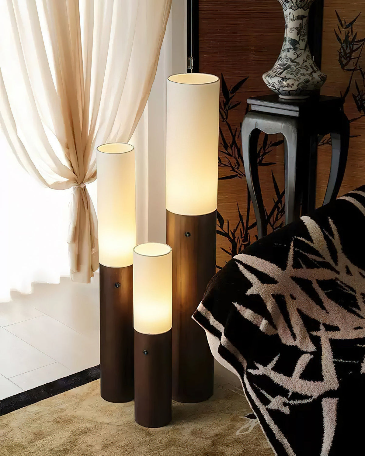 Viraalia lámpara de pie con columna de madera