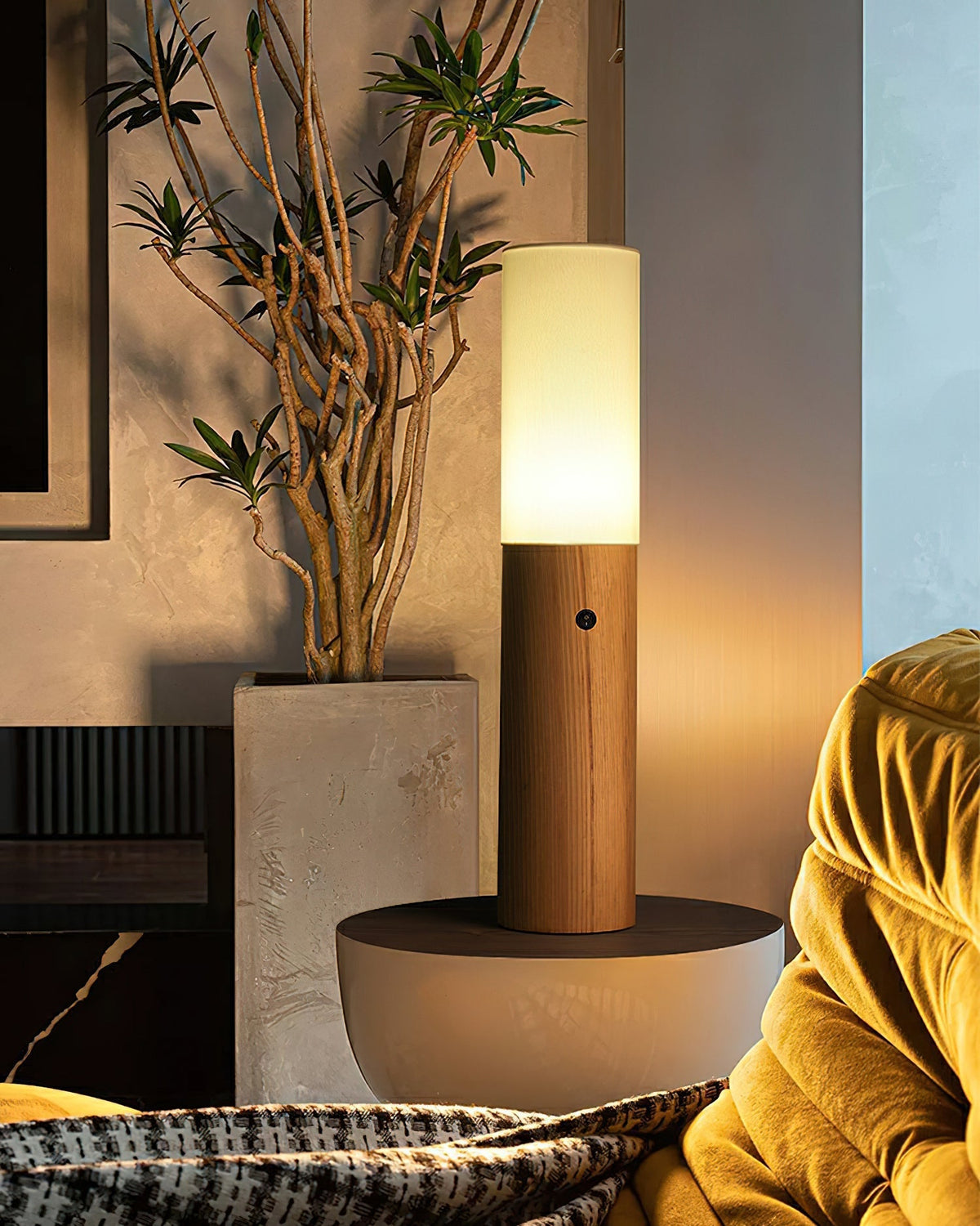 Viraalia lámpara de pie con columna de madera