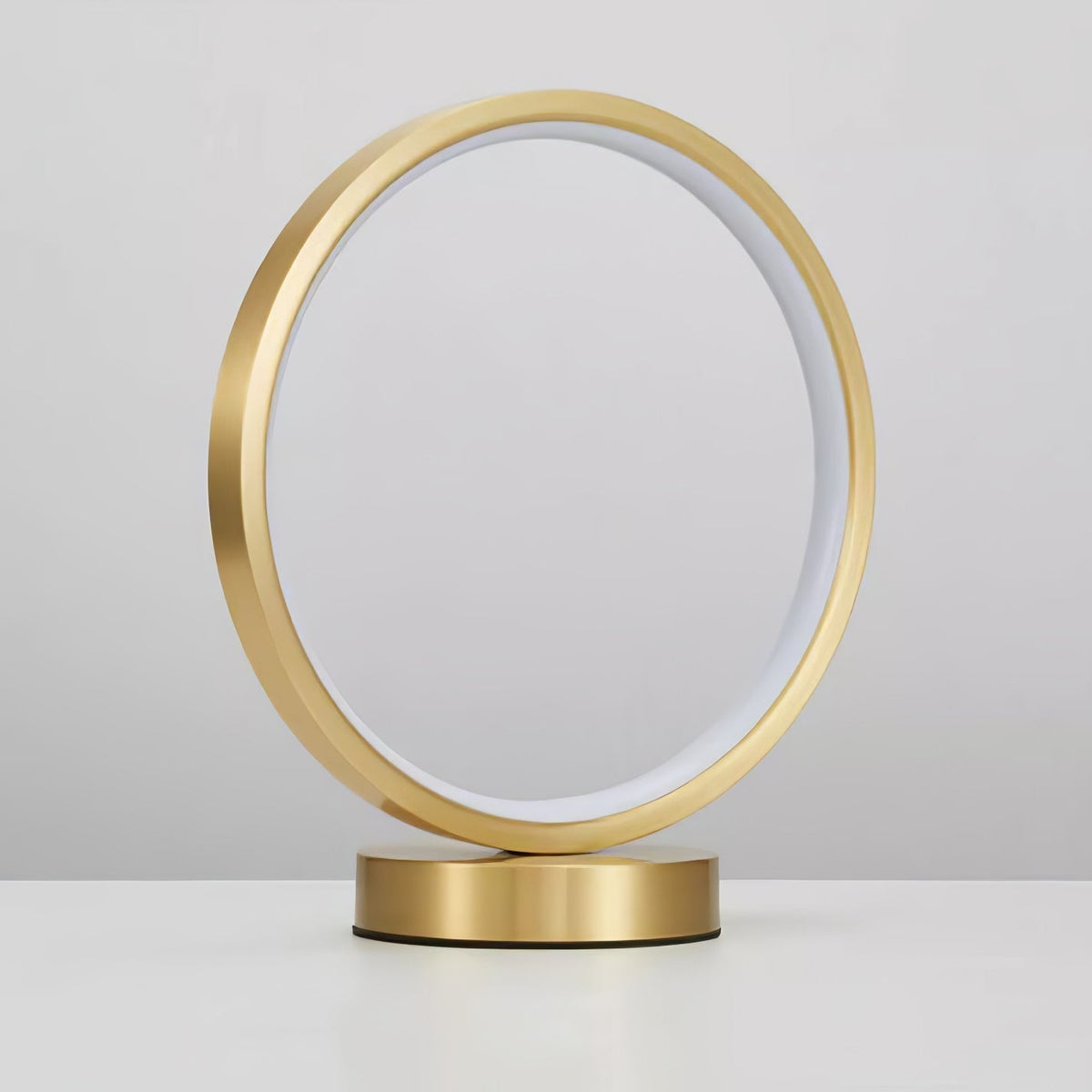 Cirra lámpara de mesa elegante en latón