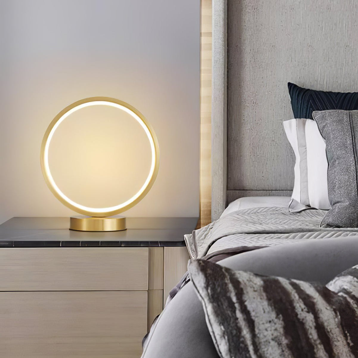 Cirra lámpara de mesa elegante en latón