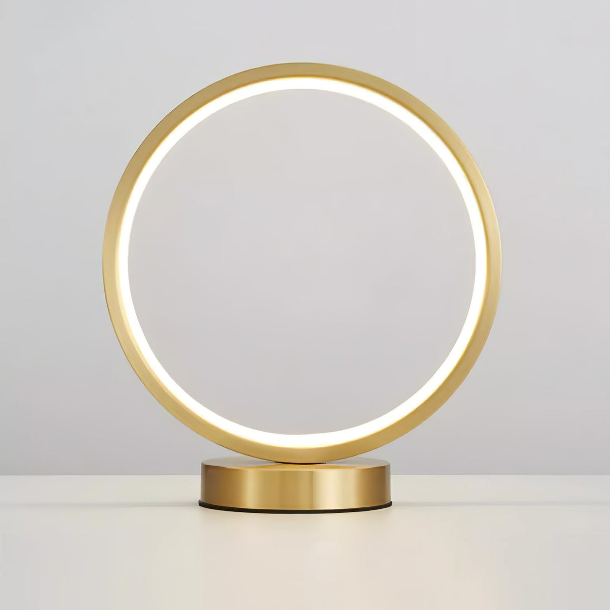 Cirra lámpara de mesa elegante en latón