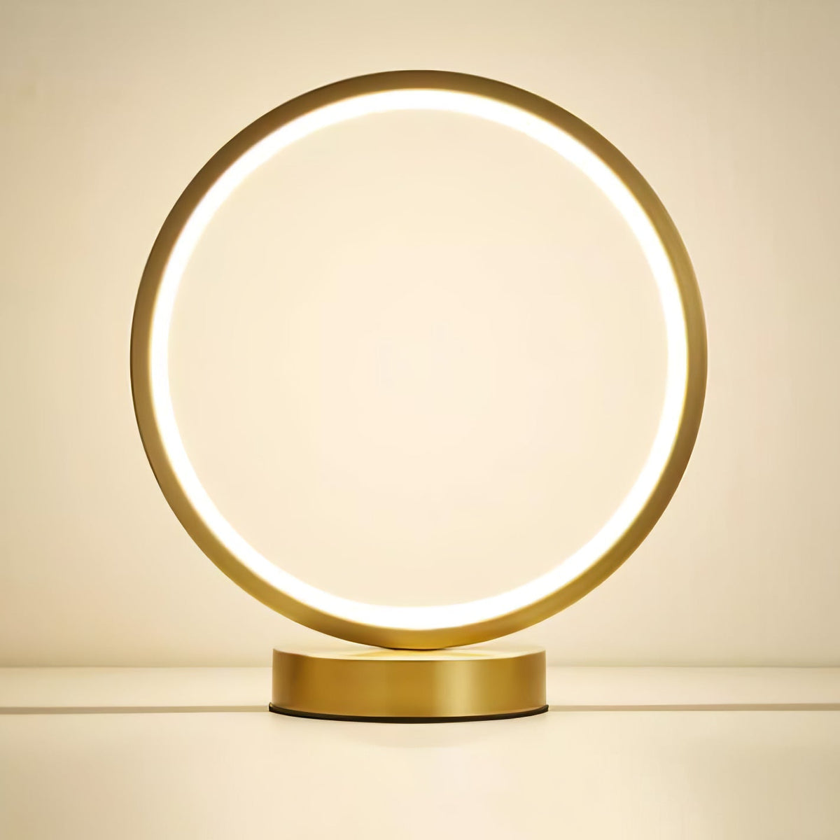 Cirra lámpara de mesa elegante en latón