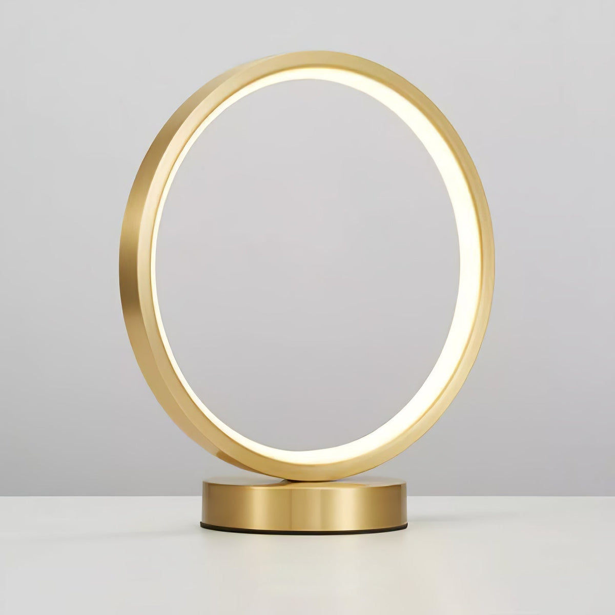 Cirra lámpara de mesa elegante en latón