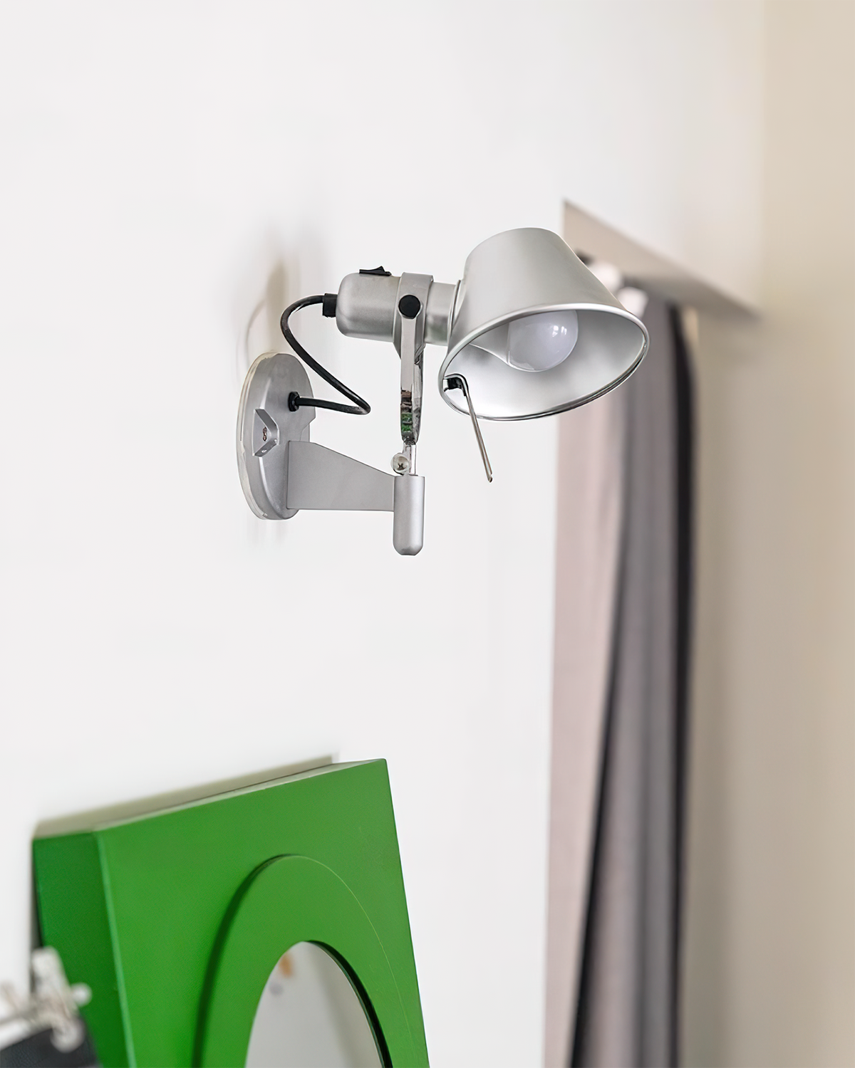 Aplique de pared con cuerpo metálico y pantalla cónica regulable, moderno y minimalista de metal
