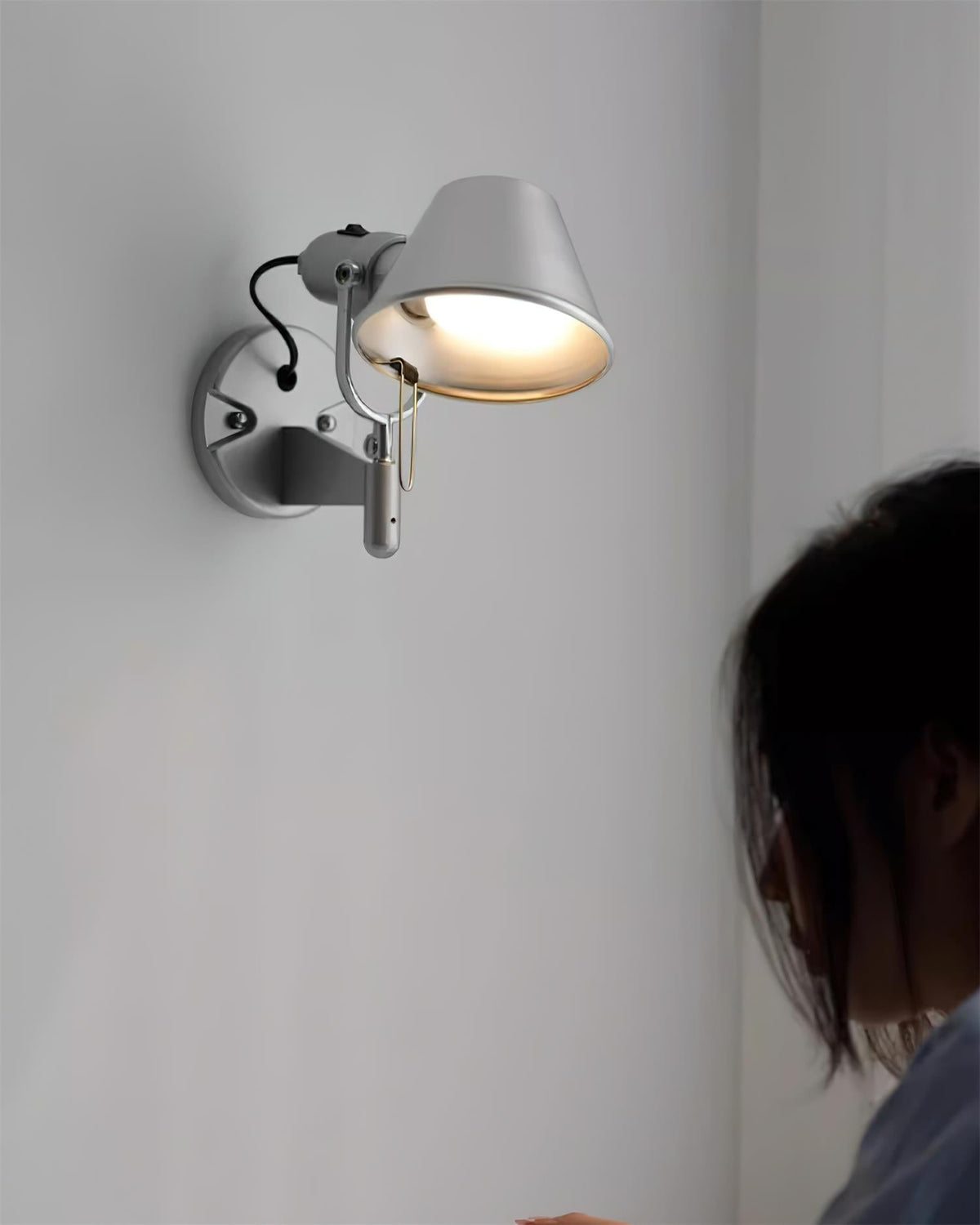 Aplique de pared con cuerpo metálico y pantalla cónica regulable, moderno y minimalista de metal