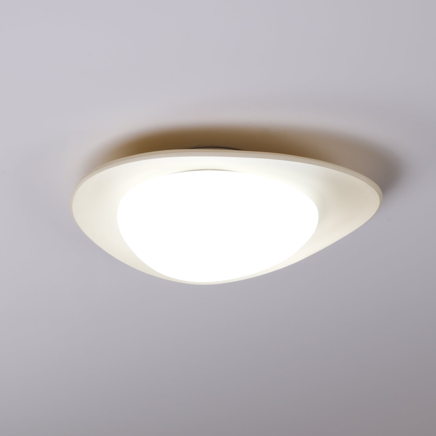 Aria Lámpara de Techo con Forma de Guijarro en Verde y Beige