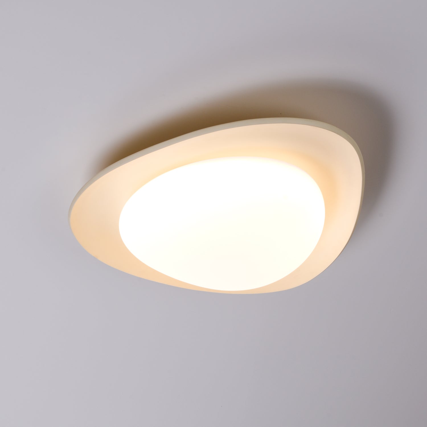 Aria Lámpara de Techo con Forma de Guijarro en Verde y Beige