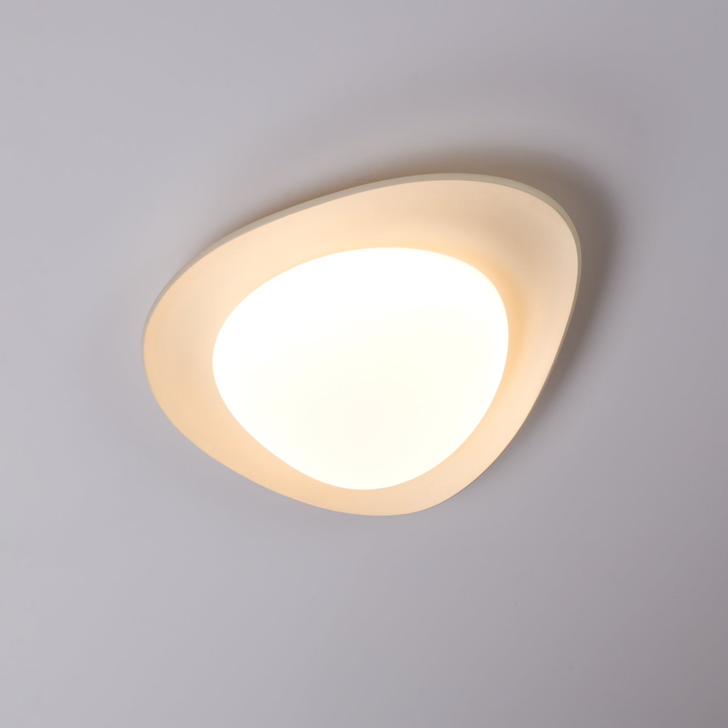 Aria Lámpara de Techo con Forma de Guijarro en Verde y Beige