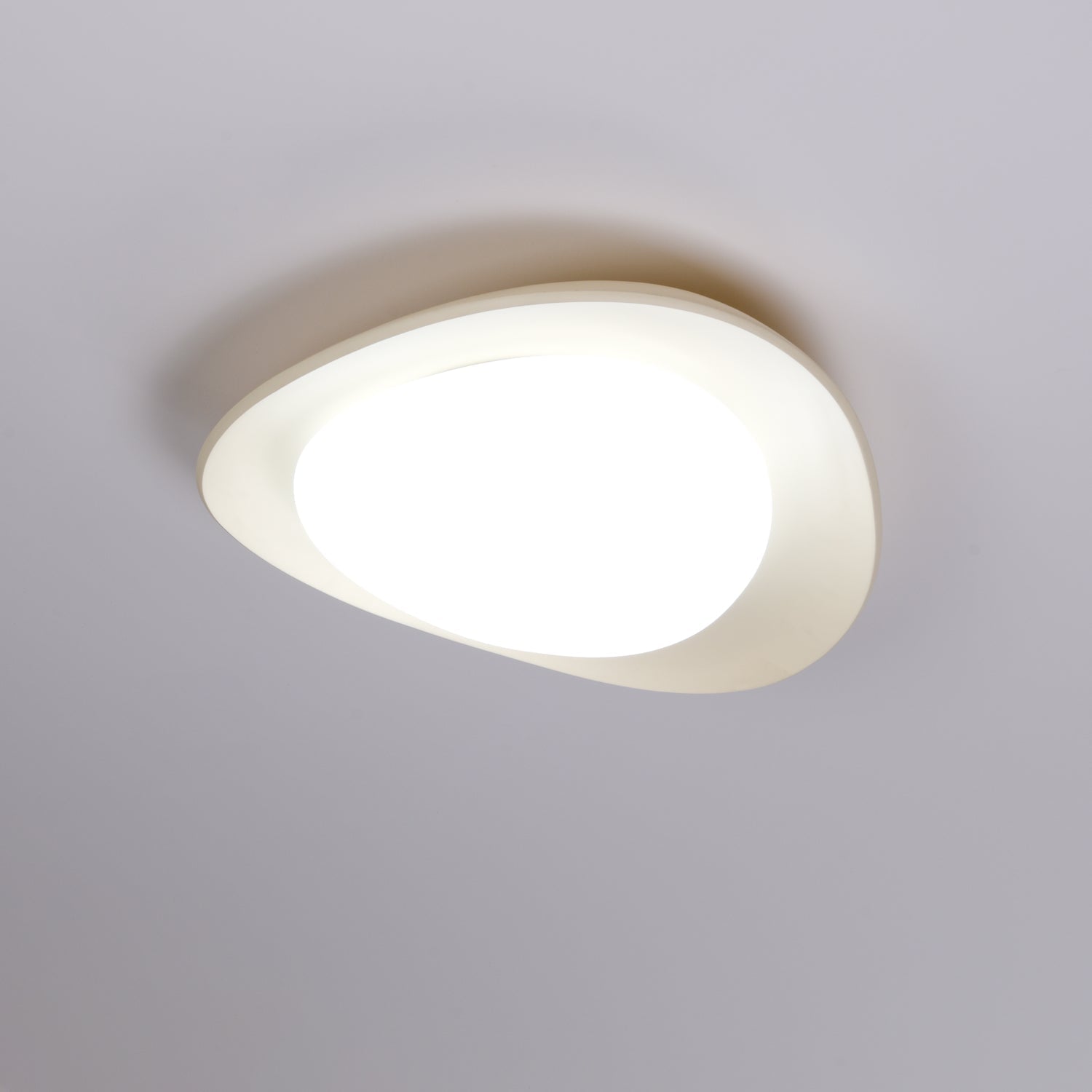 Aria Lámpara de Techo con Forma de Guijarro en Verde y Beige