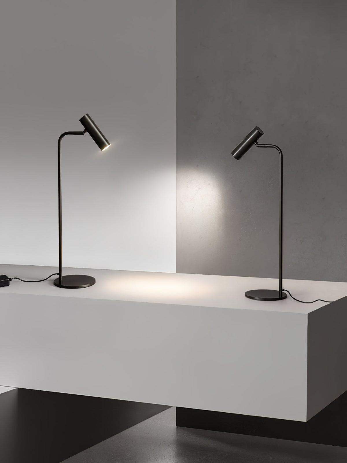 Briona lámpara de mesa industrial de latón