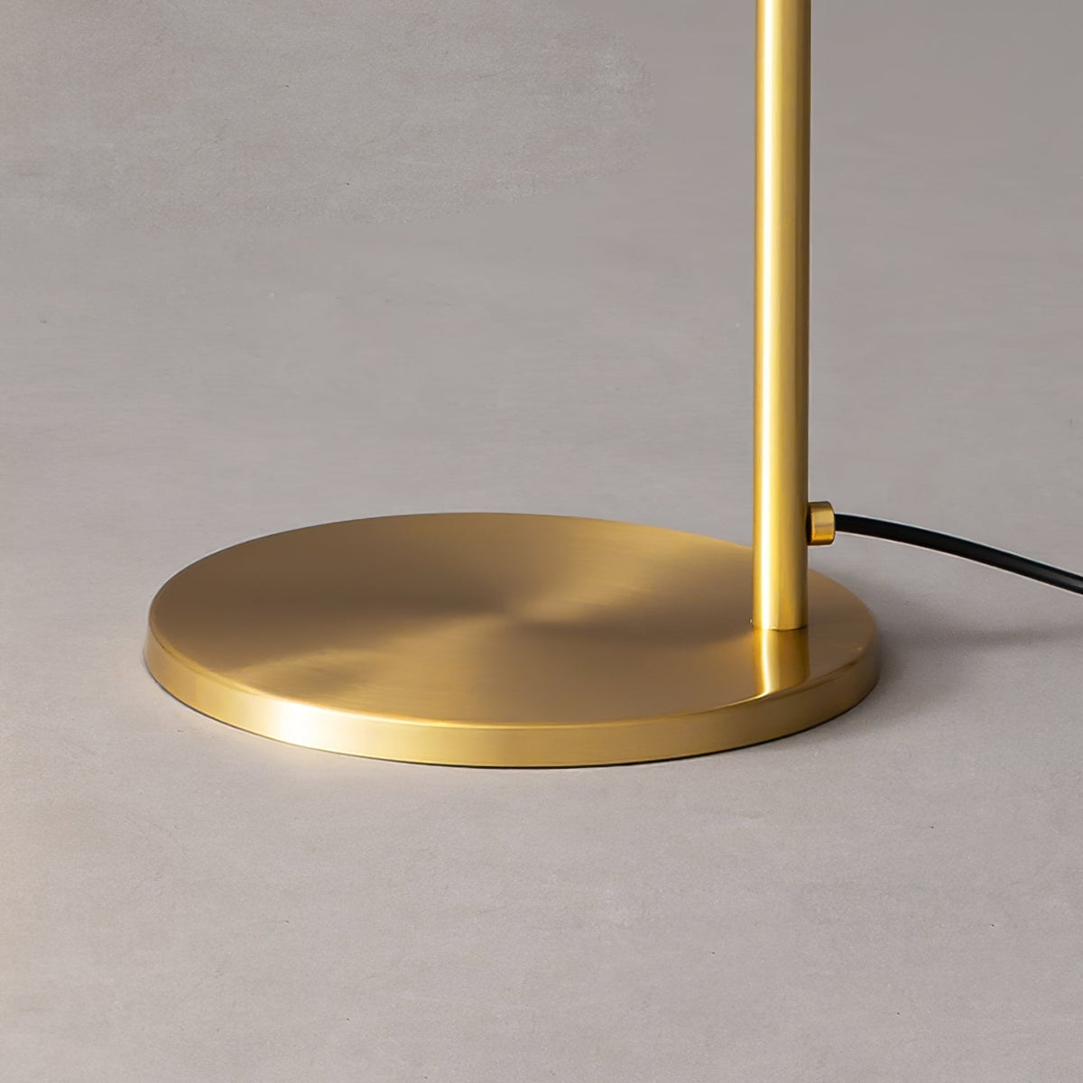 Briona lámpara de mesa industrial de latón