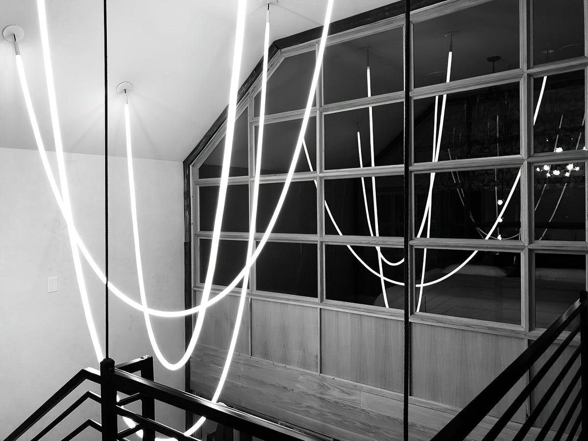 Fenris lámpara colgante Flexible Curve con cable de silicona y acabado en latón