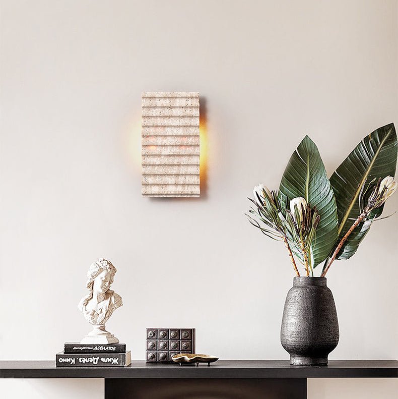 Noriora aplique de pared con cuerpo de travertino texturizado