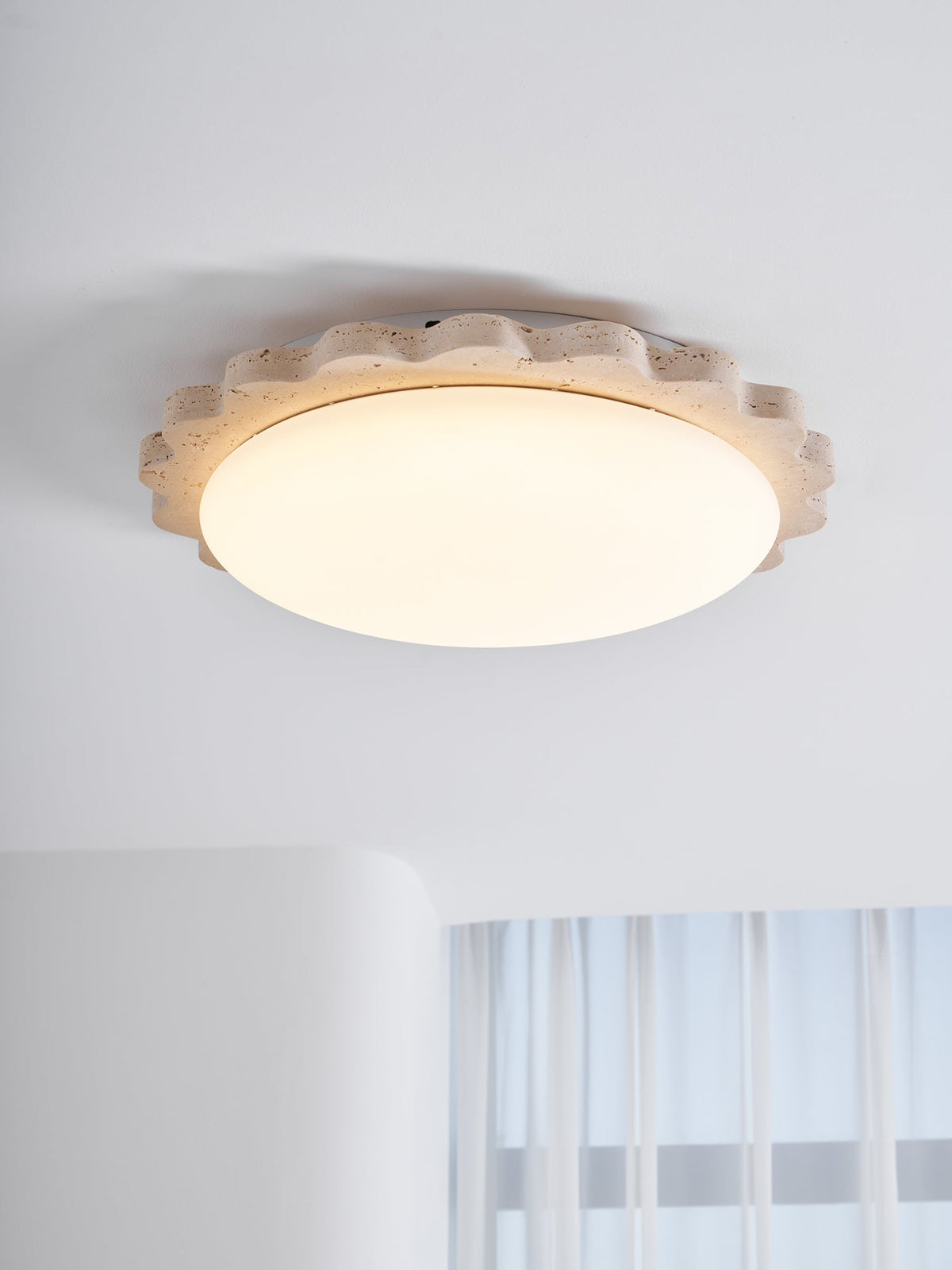 Crestwood travertino Scallop Edge lámpara de techo
