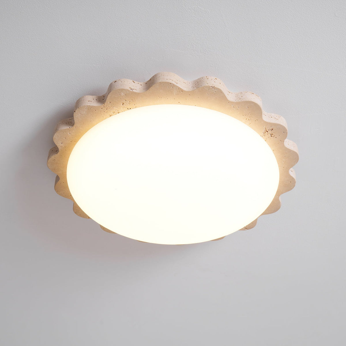 Crestwood travertino Scallop Edge lámpara de techo