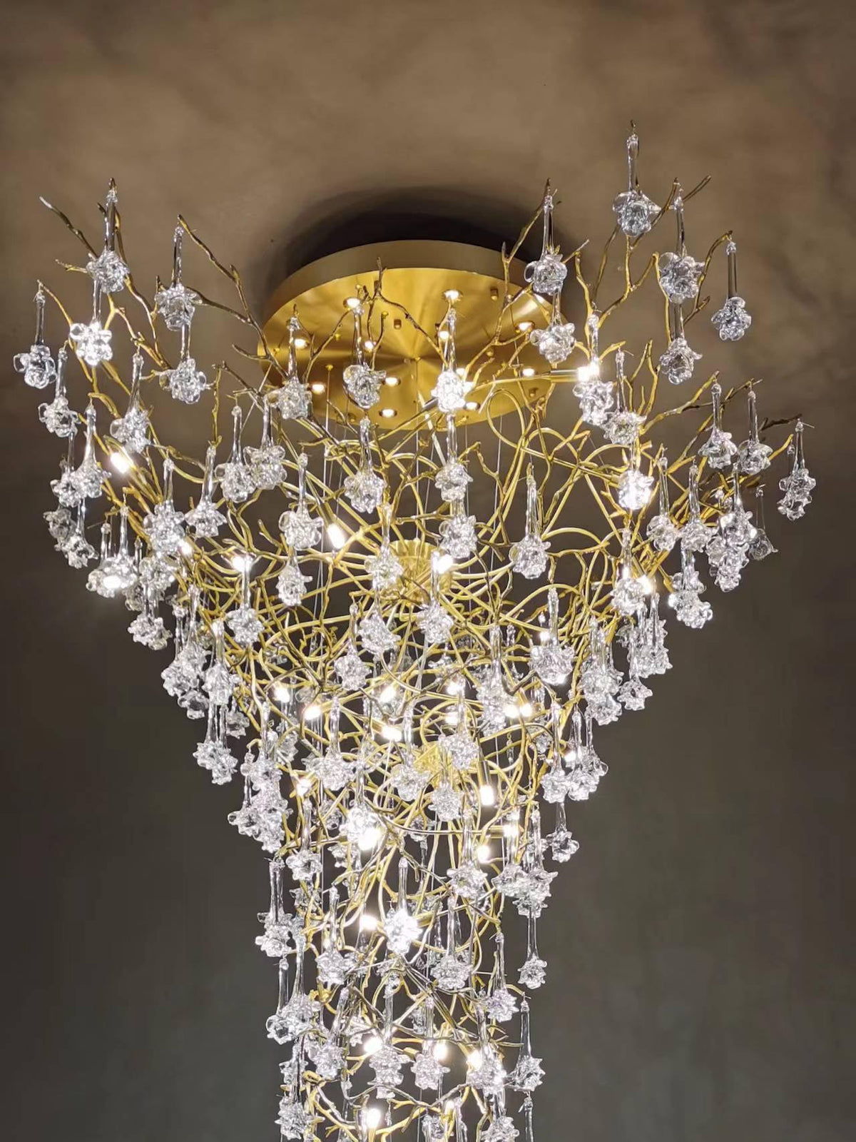 Abeleisa lámpara de araña de rama de árbol en latón con cristal para escalera