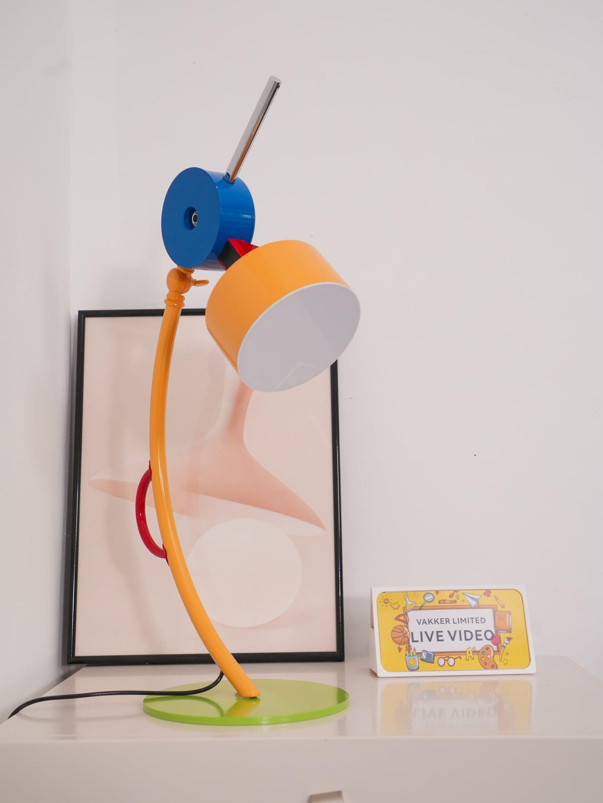 Niraneria lámpara de mesa artística de acrílico
