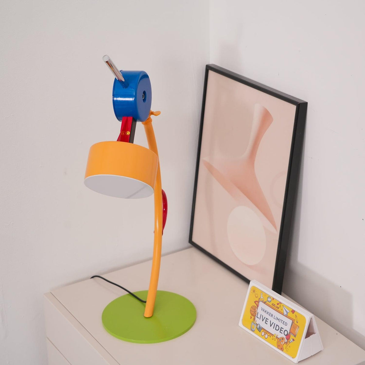 Niraneria lámpara de mesa artística de acrílico