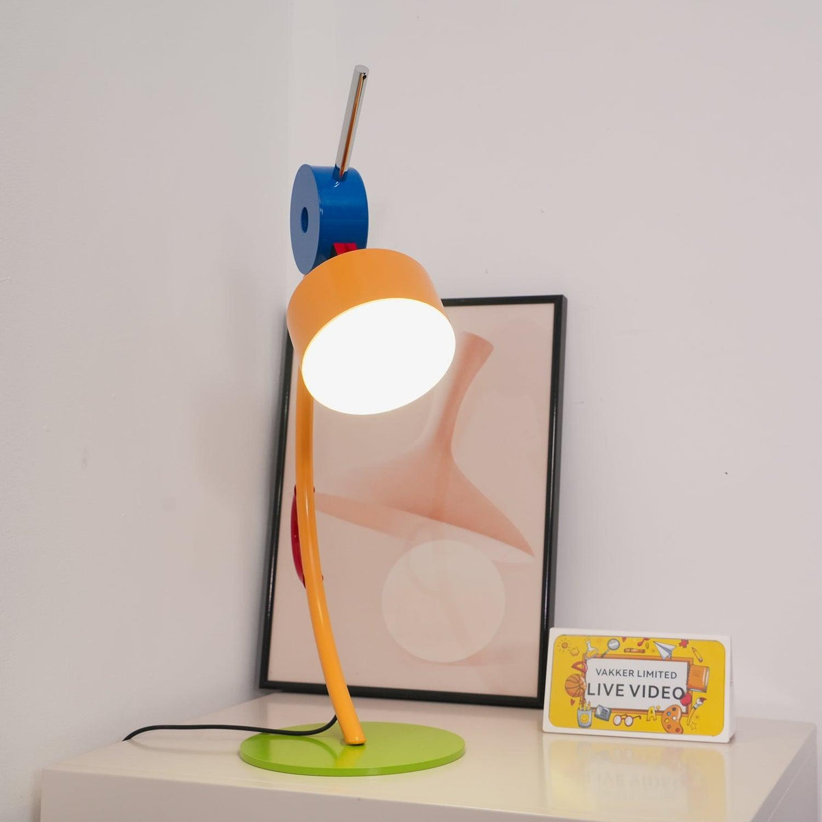 Niraneria lámpara de mesa artística de acrílico