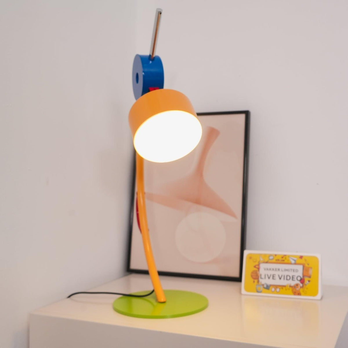Niraneria lámpara de mesa artística de acrílico