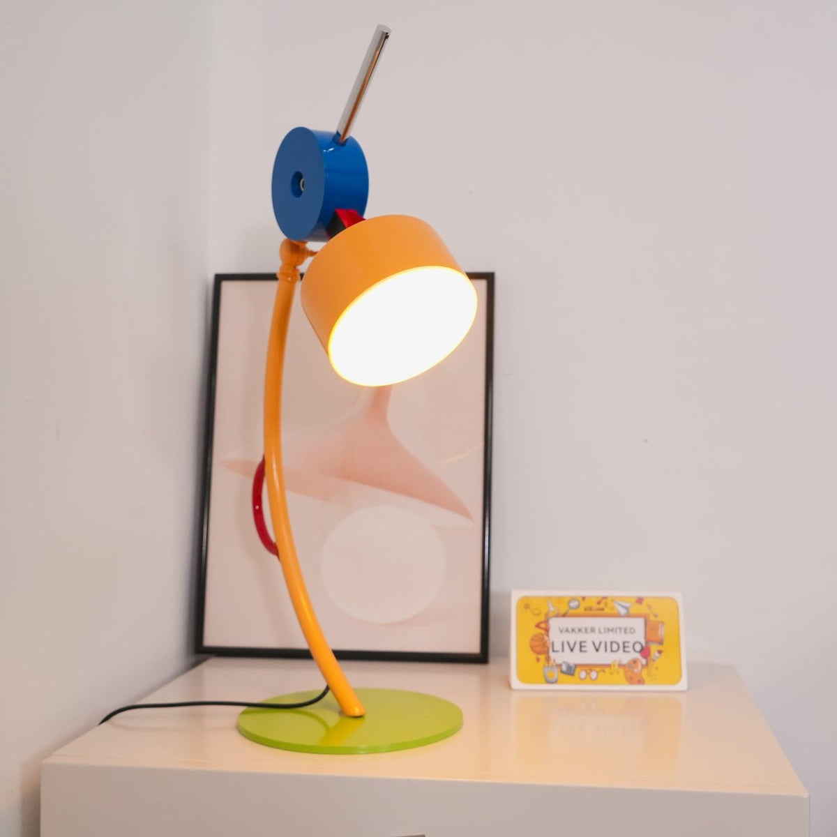 Niraneria lámpara de mesa artística de acrílico