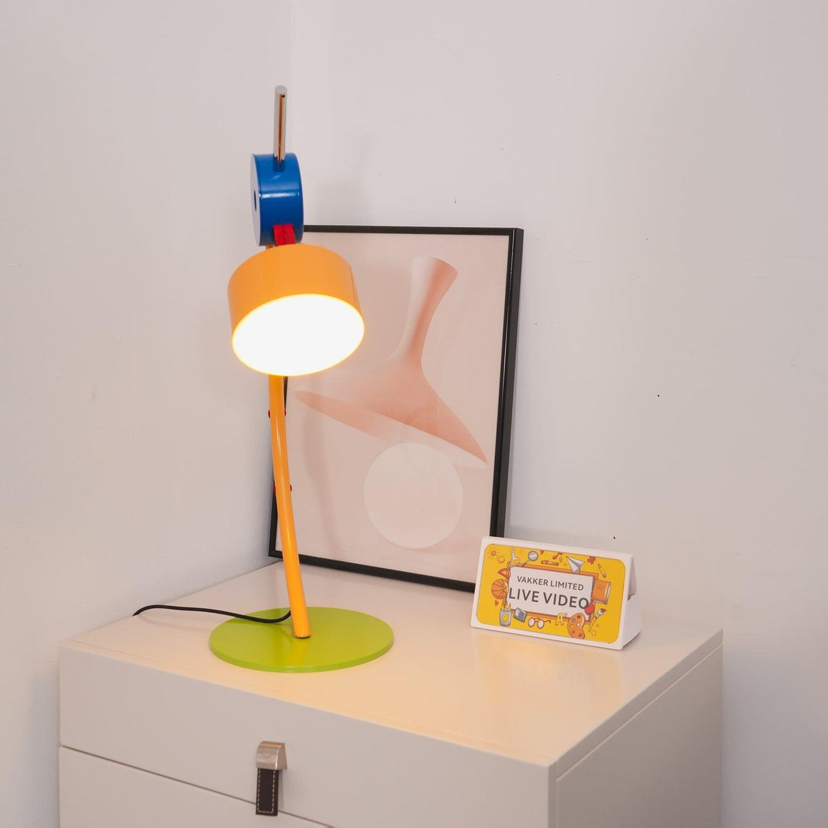 Niraneria lámpara de mesa artística de acrílico
