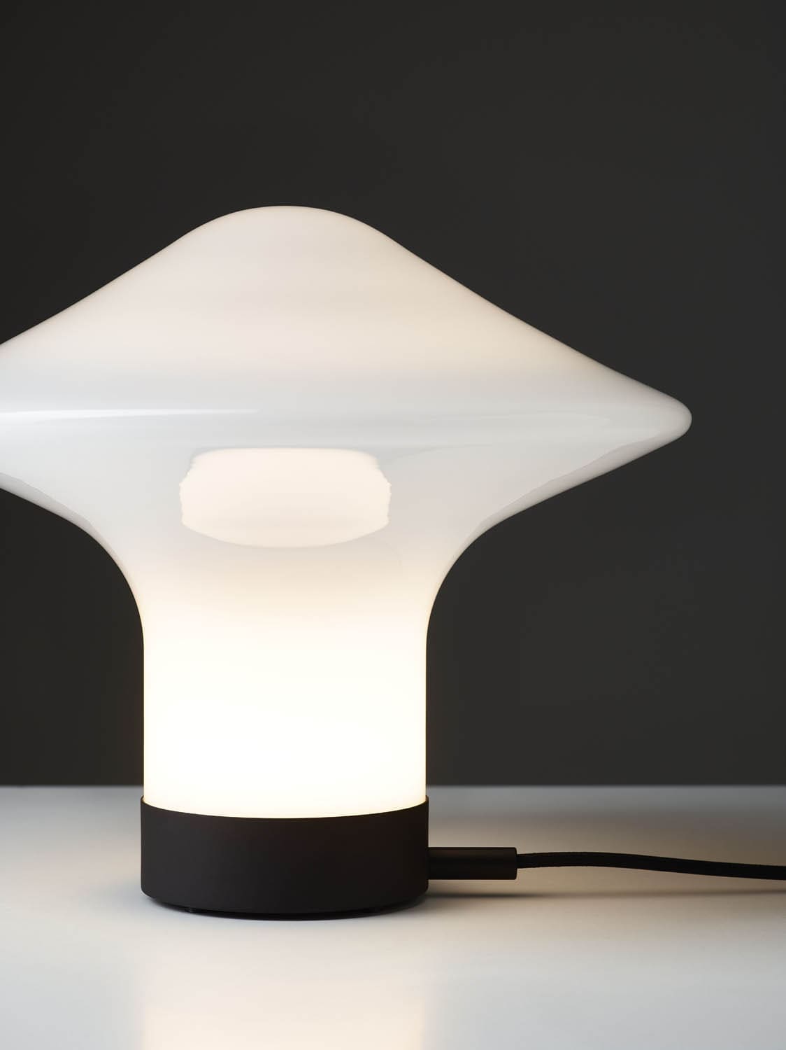 Taura lámpara de mesa contemporánea